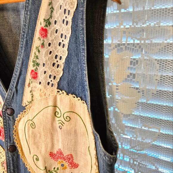 Shabby Chic, Upcycled Denim Vest, Large Blue Jean Vest, Grandmacore - Picture 4 of 6